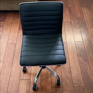Black task chair